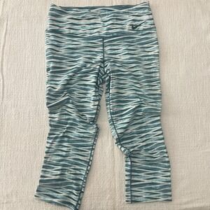 Nike‎ Legendary Crisscross Capri Leggings Women's Medium Pants Activewear